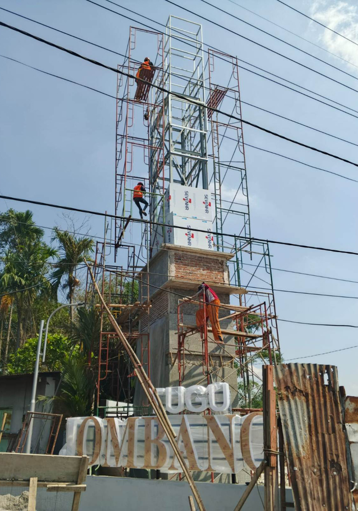 Proyek pembangunan Tugu Jombang di Desa Gondangmanis, Kecamatan Bandarkedungmulyo, dipastikan molor dari jadwal.