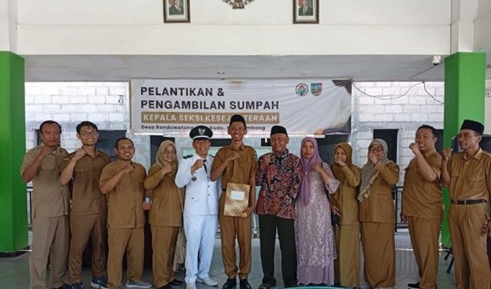 OPTIMALKAN RODA PEMERINTAHAN: Kepala Desa Randuwatang Syamsudin bersama jajaran perangkat desa setelah pelantikan dan pengambilan sumpah kasie kesra baru.