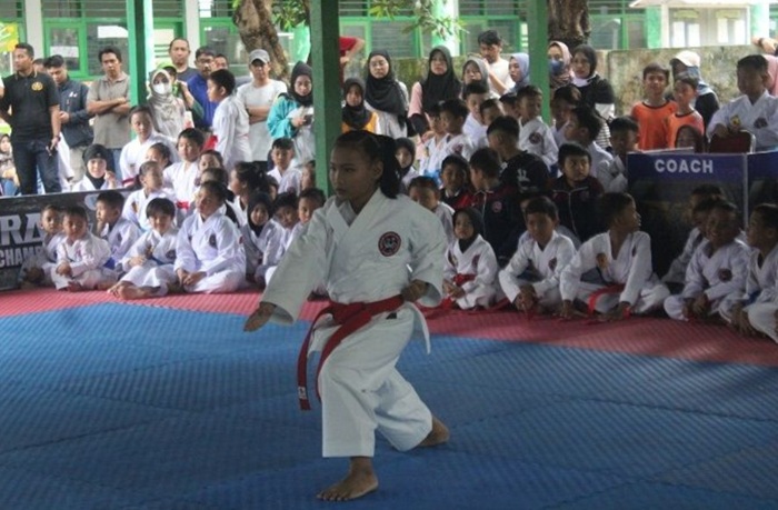 JUARA: Ghea Qumairah Prameswari Sekar Kinanthi, siswi SDN Kepanjen 2 yang akan ikut final O2SN tingkat nasional saat tampil di sekolah.