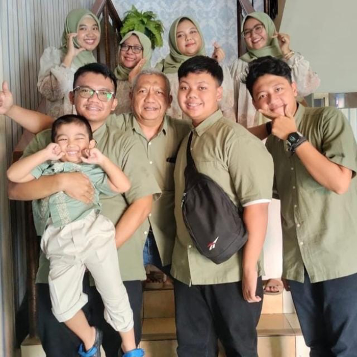 BAHAGIA: Direktur RSUD Jombang, dr Pudji Umbaran MKP bersama keluarga