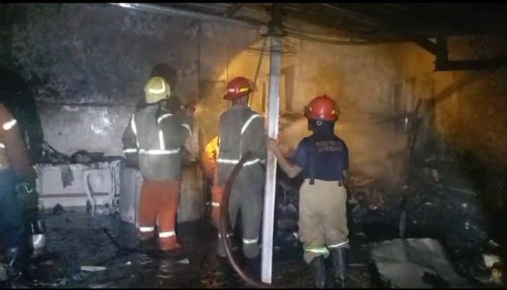 HANGUS: Petugas memadamkan kebakaran dapur rumah warga di Dusun Kepuhpandak, Desa Sidowarek, Kecamatan Ngoro, Kabupaten Jombang, Jumat (17/10) malam.