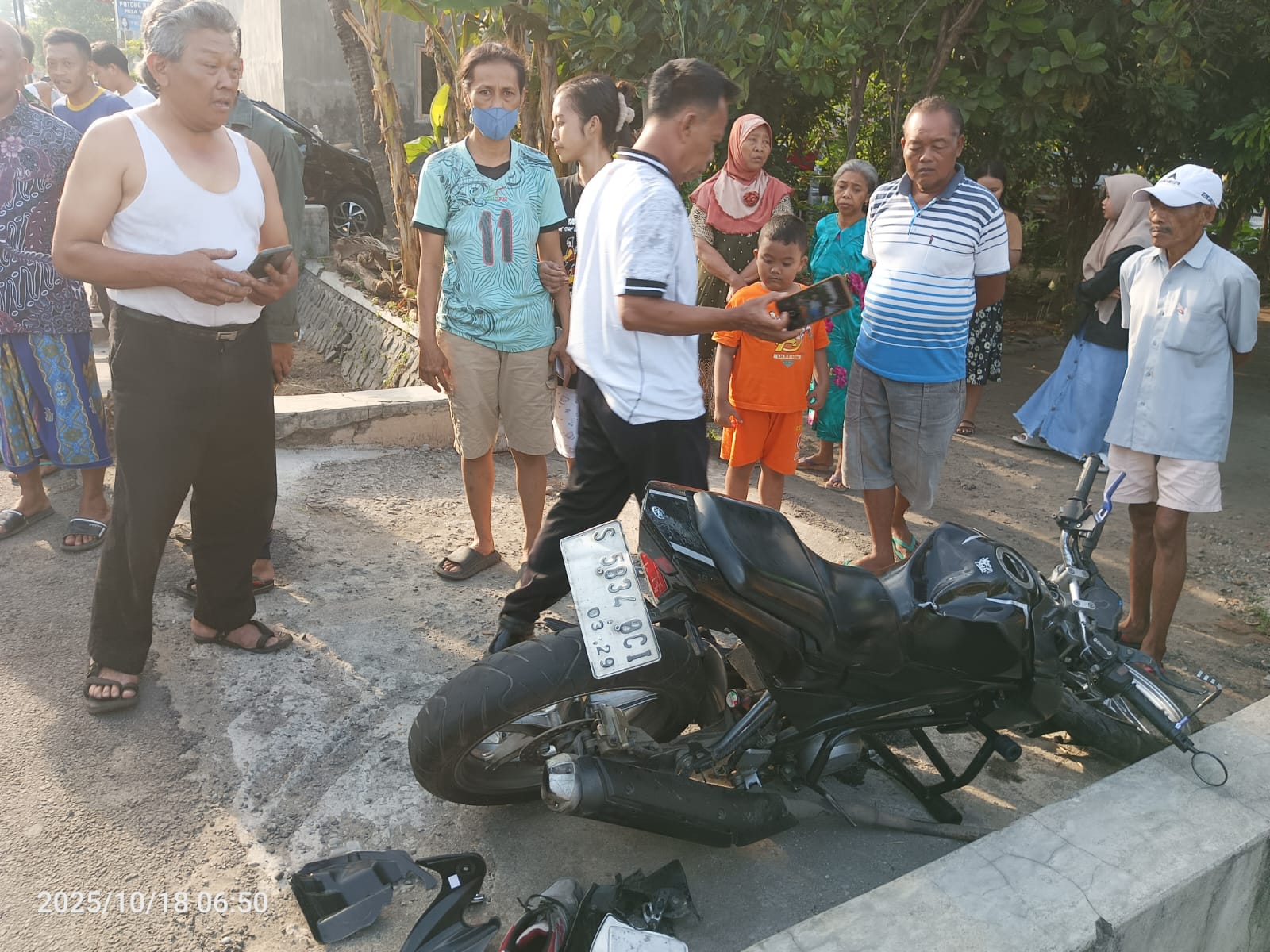 RINGSEK: Motor yang terlibat kecelakaan di Jalan Raya Dusun Watutangi, Desa Pundong, Kecamatan Diwek, Kabupaten Jombang, Sabtu (18/10) pagi.
