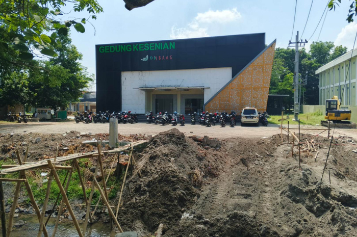 MOLOR: Proyek pembangunan jembatan Gedung Kesenian Jombang (13/10).