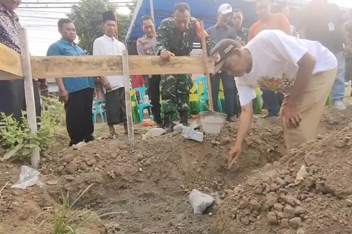 PROGRAM NASIONAL: Kepala Desa Catakgayam Sugeng Samsuri bersama Forkopimcam Mojowarno saat peletakan batu pertama pembangunan Gerai Kopdes Merah Putih, Jumat (17/10).