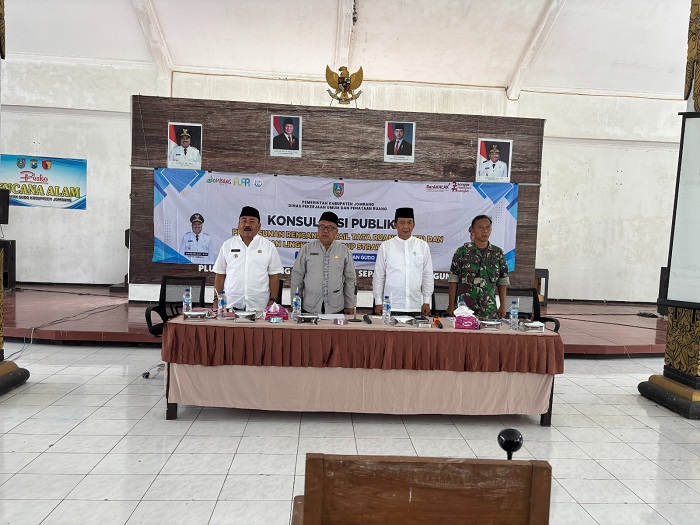 SERIUS: Kepala Dinas PUPR Jombang, Bayu Pancoroadi (tengah), dalam konsultasi publik II di Kecamatan Gudo.