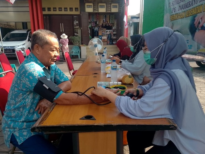 Warga mengikuti cek kesehatan gratis yang digelar PG Djombang Baru.