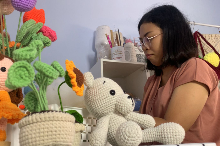 Yuli Kristiani, 30, ibu rumah tangga asal Desa Sengon, Kecamatan Jombang, merajut boneka Amigurumi.