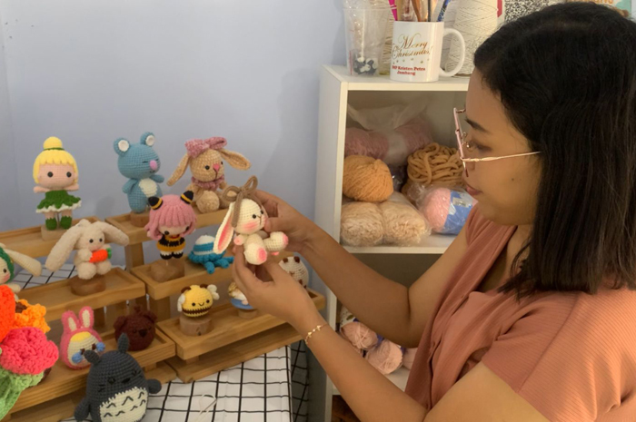 Yuli Kristiani, 30, ibu rumah tangga asal Desa Sengon, Kecamatan Jombang, merajut boneka Amigurumi.