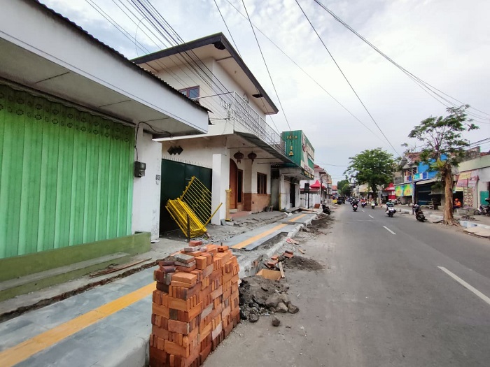 Proyek trotoar Jl RE Martadinata, Jombang.