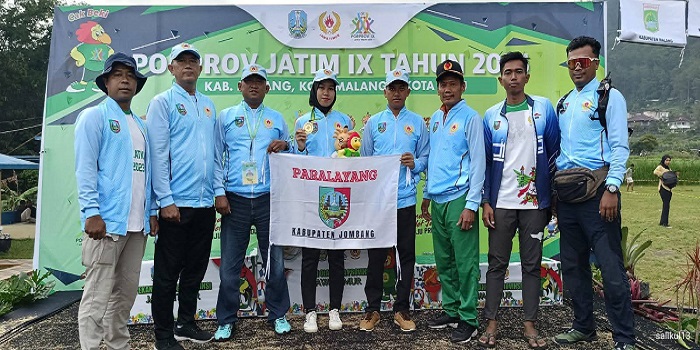 Ketua KONI Jombang Sumarsono (tiga dari kanan) bersama atlet yang meraih medali di Porprov Jatim 2025.