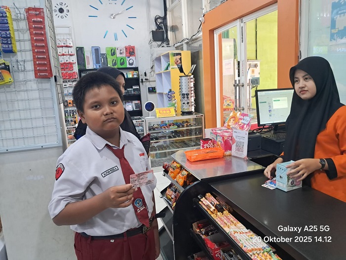Program diskon belanja bagi anak-anak pemegang KIA di sejumlah toko mitra yang bekerja sama dengan Dispendukcapil Jombang.