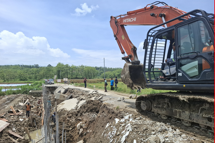 Penanganan darurat jalan cor yang ambrol di Desa Asemgede, Kecamatan Ngusikan, mulai dilakukan Dinas PUPR Jombang.
