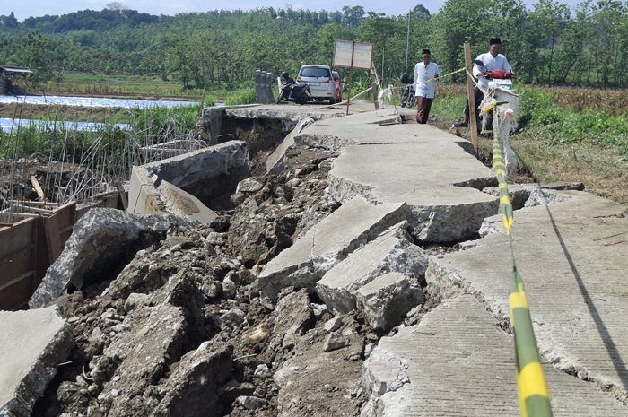 Jalan cor beton ruas Cupak&ndash;Asemgede di Desa Asemgede, Kecamatan Ngusikan, Jombang kembali ambrol, Selasa (21/10) petang.