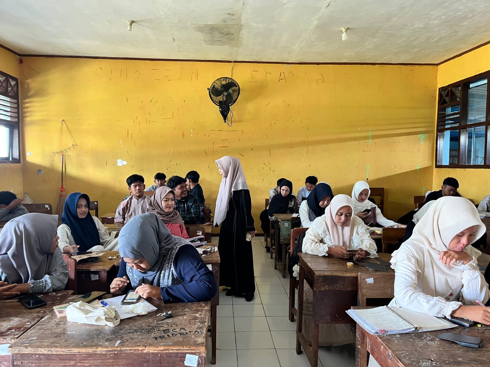 CERDAS: Siswa SMAN Kabuh saat mengikuti tryout Tes Kemampuan Akademik (TKA) (22/10).