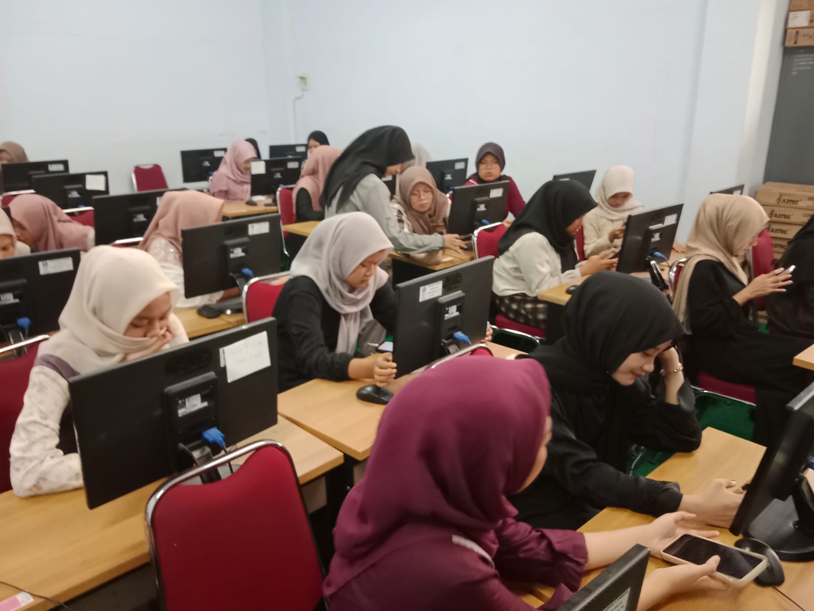 SUKSES: Pelaksanaan tryout TKA di SMKN 2 Jombang, Senin (20/10).