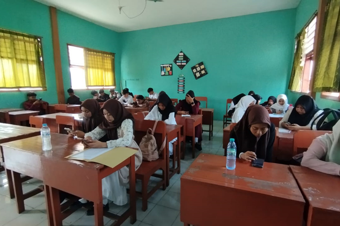 MANDIRI: Siswa SMKN Mojoagung mengerjakan tryout TKA menggunakan smartphone (20/10).