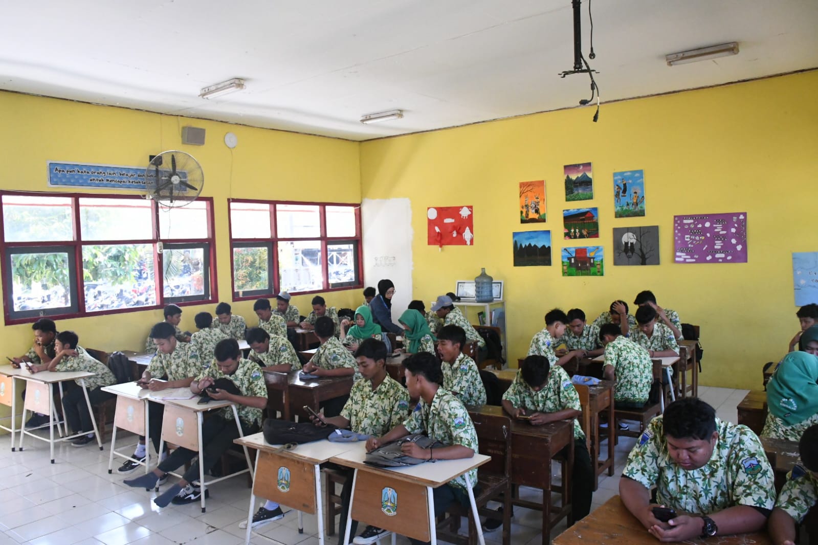 FOKUS: Siswa kelas 12 SMKN Wonosalam, Jombang mengerjakan soal tryout TKA, Kamis (23/10).