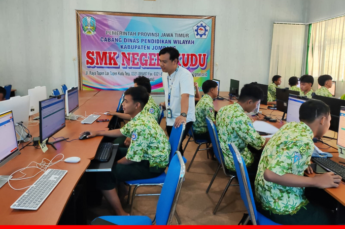 SEMANGAT: Siswa kelas XII SMKN Kudu, Jombang saat mengikuti tryout TKA, (22/10).