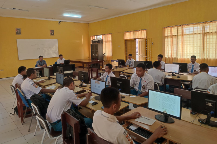 CANGGIH: Siswa kelas 12 SMKN 3 Jombang saat belajar di lab komputer.