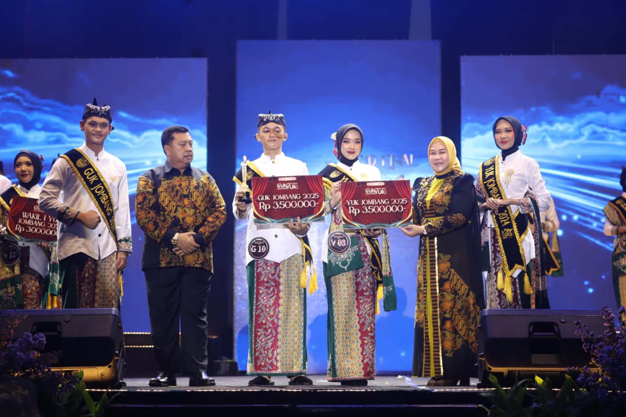 MERIAH: Bupati Jombang Warsubi didampingi Ketua Tim Penggerak PKK Kabupaten Jombang, Yuliati Nugrahani foto bersama finalis Guk Yuk, kemarin (24/10).