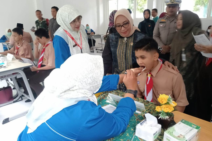 PANTAU: Menteri Pemberdayaan Perempuan dan Perlindungan Anak (PPPA) RI Arifah Choiri Fauzi memantau pelaksanaan CKG di Jombang, Jumat (24/10).