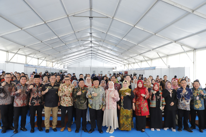 SUKSES: Bupati Warsubi bersama jajaran pejabat beserta peserta job fair dan career expo di Alun-Alun Jombang, Jumat (24/10).