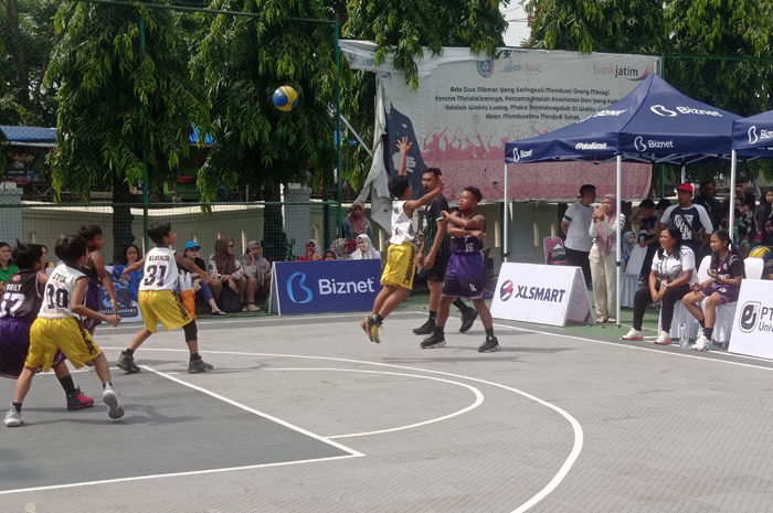 SERU: Pertandingan bola basket 3X3 competition di lapangan tenis Pendopo Kabupaten Jombang, Jumat (24/10).