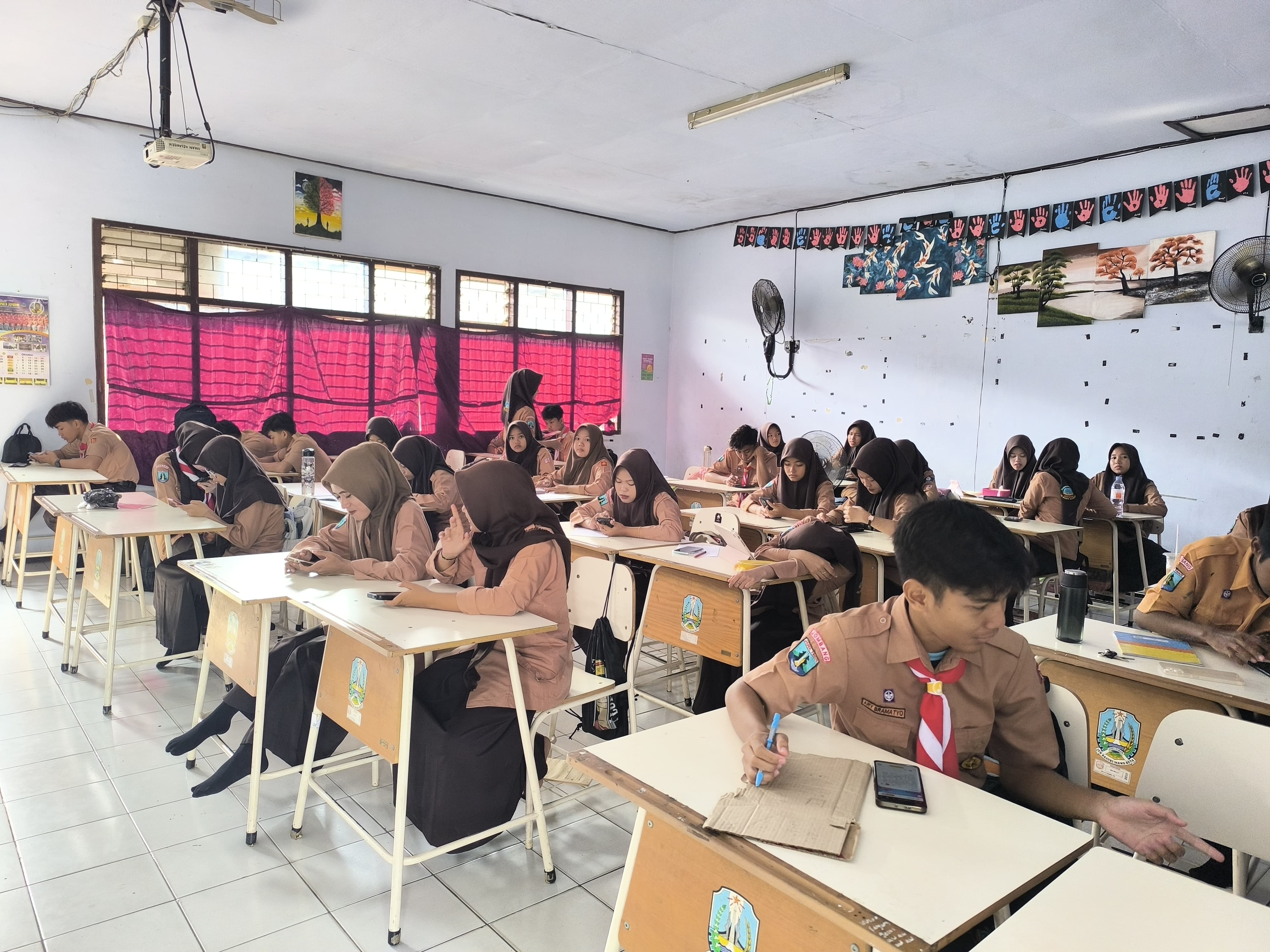 LANCAR: Siswa SMAN Kesamben, Jombang mengikuti tryout di kelas masing-masing, Jumat (24/10).
