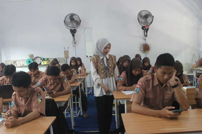 TANGGAP: Tim Ruangguru mendampingi siswa SMAN Mojoagung, Jombang melaksanakan tryout TKA, Jumat (24/10).