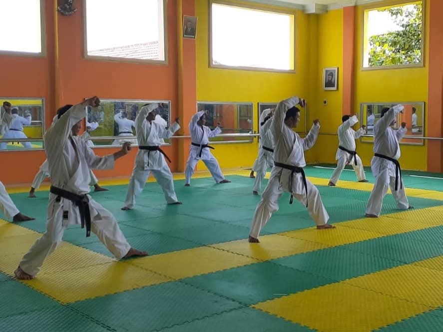 BERPRESTASI: Karateka Jombang saat berlatih di Dojo Mahameru.