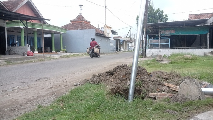 PASANG TIANG: Proyek PJU di ruas Plandi-Mayangan di Dusun Canggon, Desa Ngudirejo, Kecamatan Diwek, Jombang, (25/10).