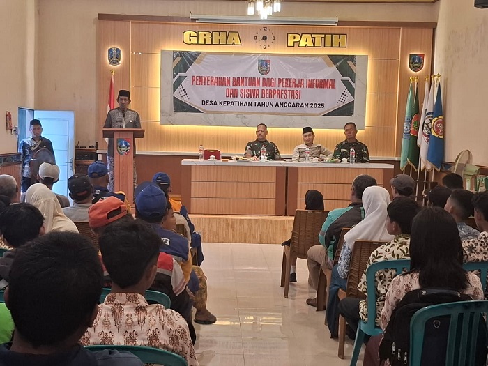 PEDULI: Pemerintah Desa Kepatihan, Kecamatan Jombang, menyalurkan bantuan sosial kepada puluhan pelajar dan pekerja informal, Kamis (23/10).