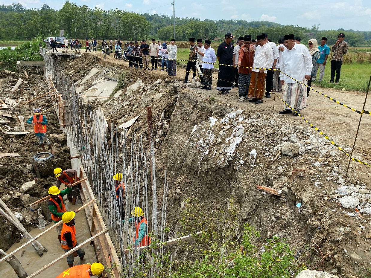 CARI SOLUSI: Bupati Jombang Warsubi saat sidak jalan cor beton ruas Asemgede di Desa Asemgede, Kecamatan Ngusikan, yang ambrol, Kamis (23/10).