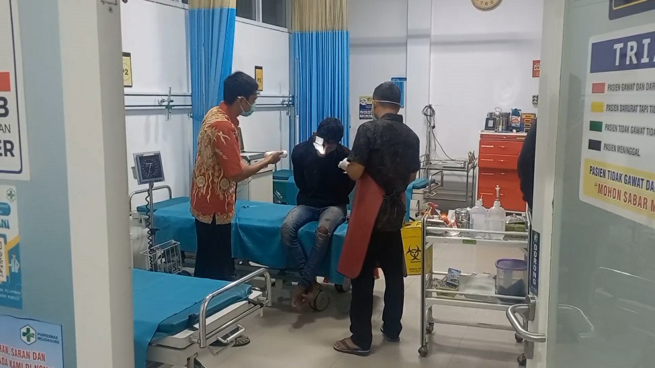 BABAK BELUR:  Firmansyah, 30, warga Kecamatan Sumobito, yang diduga mencuri burung setelah dihajar warga di Dusun Karobelah, Kecamatan Mojoagung, Jombang, Sabtu (25/10) dini hari.