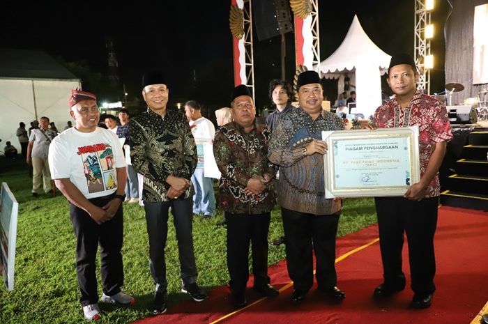 APRESIASI: Hartono mendampingi Bupati Jombang Warsubi memberikan apresiasi kepada camat dan kepala desa.