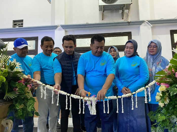DIRESMIKAN: Direktur RSUD Jombang dr Pudji Umbaran mendampingi Bupati Jombang Warsubi saat meresmikan gedung baru CT scan, Sabtu (25/10).