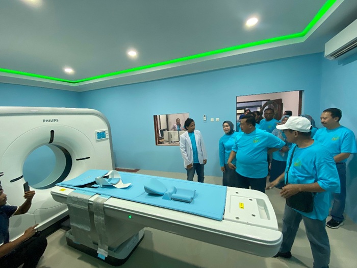 CANGGIH: Bupati Jombang Warsubi saat memantau alat CT scan, Sabtu (25/10).