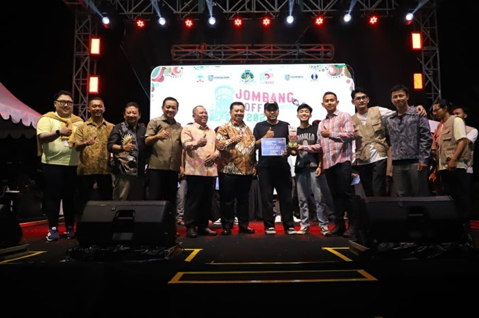 KOMPAK: Bupati Jombang Warsubi bersama pemenang lomba dalam Jombang Coffee Fest 2025 di Alun-Alun Jombang, Jumat (24/10).