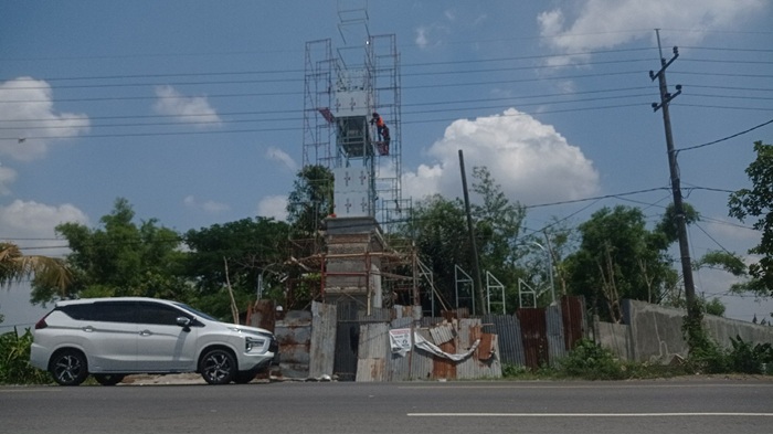 BELUM SELESAI: Pekerja mengerjakan proyek Tugu Jombang di Desa Gondangmanis, Kecamatan Bandarkedungmulyo yang molor, Jumat (17/10).