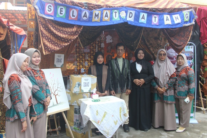 Kepala SMKN Mojoagung Panca meninjau sejumlah stand didampingi sejumlah guru.