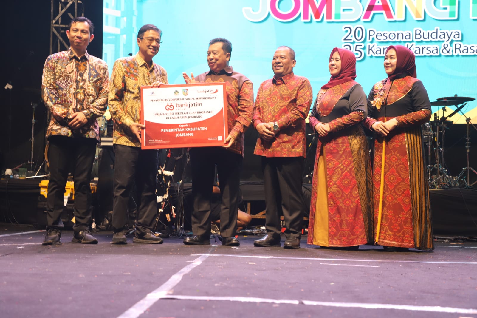 1.	SINERGI: Pemimpin Bank Jatim Cabang Jombang, Hanif Julhamsyah mendampingi Direktur Bisnis Mikro Ritel dan Usaha Syariah, Tonny Prasetyo, menyerahkan CSR kepada Bupati Jombang Warsubi, (26/10).