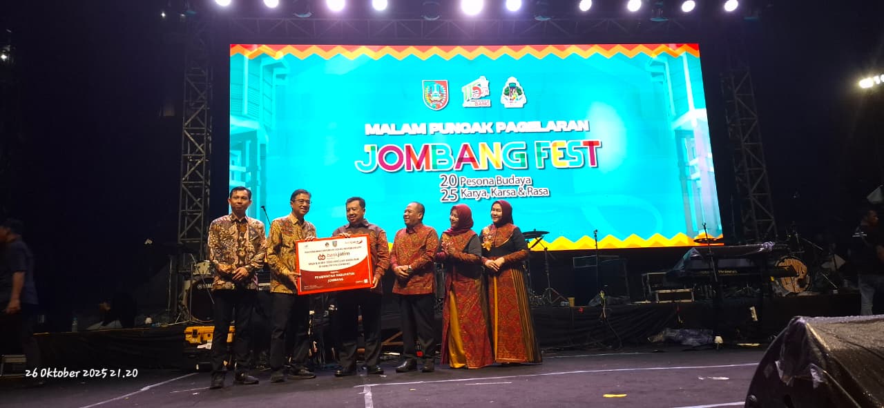 1.	SINERGI: Pemimpin Bank Jatim Cabang Jombang, Hanif Julhamsyah mendampingi Direktur Bisnis Mikro Ritel dan Usaha Syariah, Tonny Prasetyo, menyerahkan CSR kepada Bupati Jombang Warsubi, (26/10).