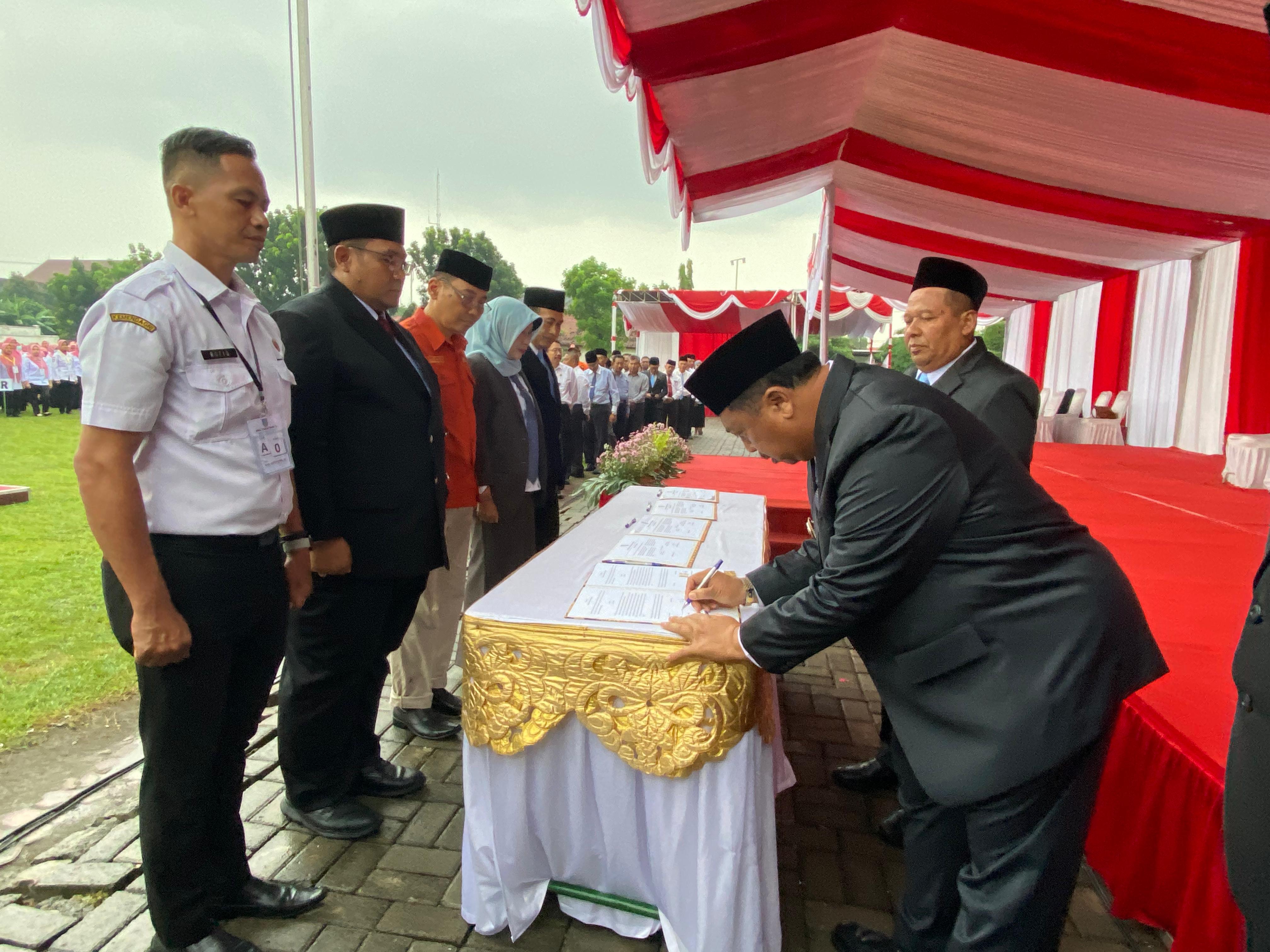Bupati Warsubi menandatangani pakta integritas terkait komitmen tidak lagi mengangkat pegawai non-ASN, Selasa (28/10).