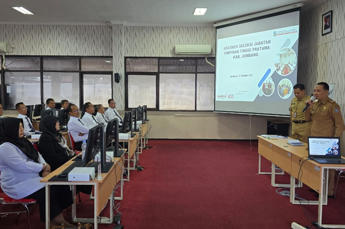 TERTIB: 10 Peserta Selter JPTP mengikuti asesmen kompetensi manajerial di Badan Kepegawaian Daerah (BKD) Provinsi Jawa Timur, Surabaya, Senin (27/10).