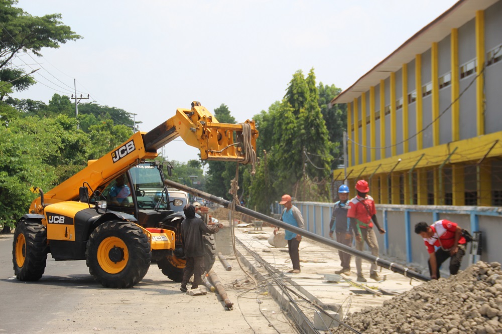 Proses pembongkaran tiang internat yang menganggu proyek drainase di Jombang