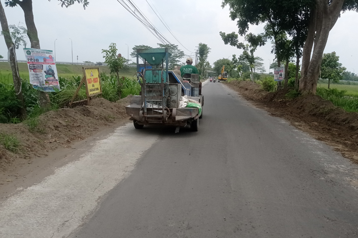 DIKERUK: Jalan kabupaten ruas Pucangsimo-Pagerjowo di Desa Pucangsimo, Kecamatan Bandarkedungmulyo, Jombang dilebarkan.