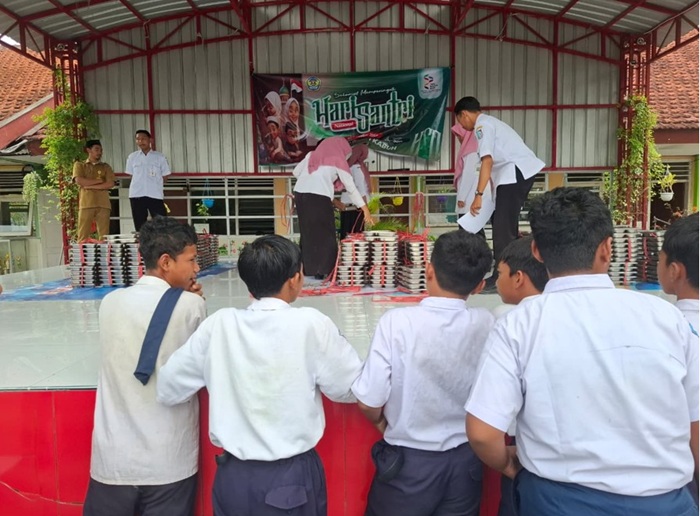 Siswa SMPN Kabuh Jombang antusias menanti kedatangan MBG di sekolahnya.