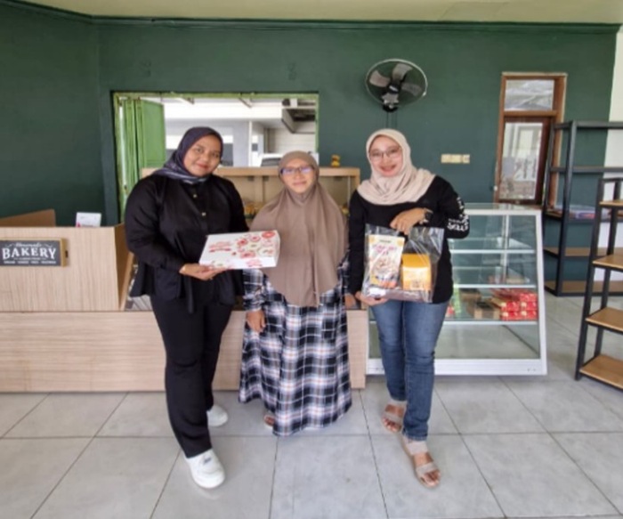 Ira Setyawati dan Resty Agustin, mahasiswa Magister Manajemen, Universitas Negeri Malang (UM)