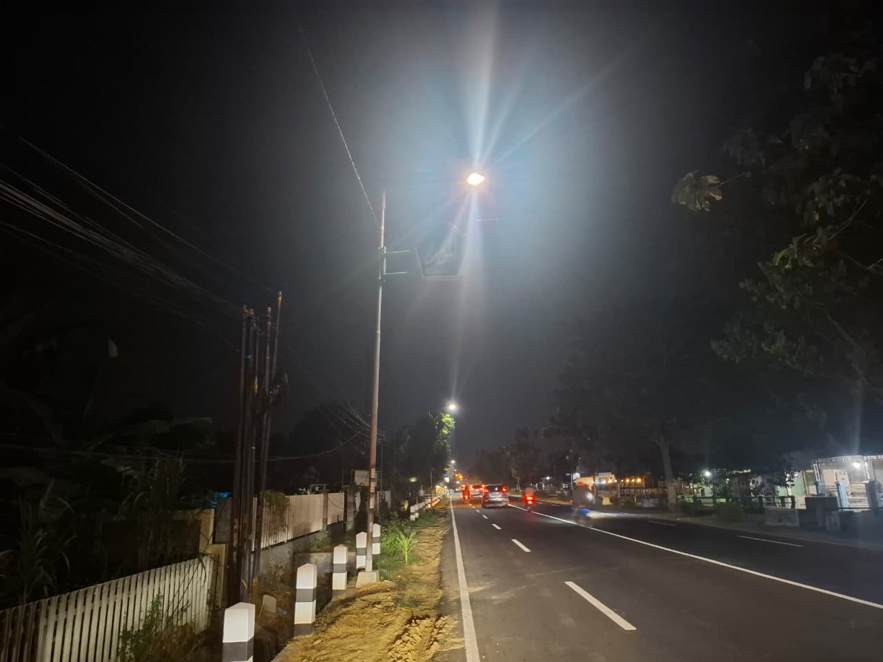 Puluhan neon box Asmaul Husna di jalan provinsi Jombang-Ploso dibiarkan mati.