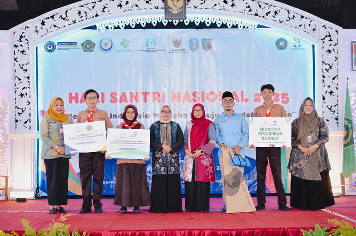 TELADAN: Menteri PPPA, Dra Hj Arifatul Choiri Fauzi MSi didampingi Kepala MAN 1 Jombang, Dr Hj Saadatul Athiyah, di MAN 1 Jombang, Jumat (24/10).